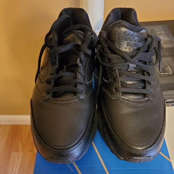 Women Brook Sneakers. Size 8 - Picture 4 of 5